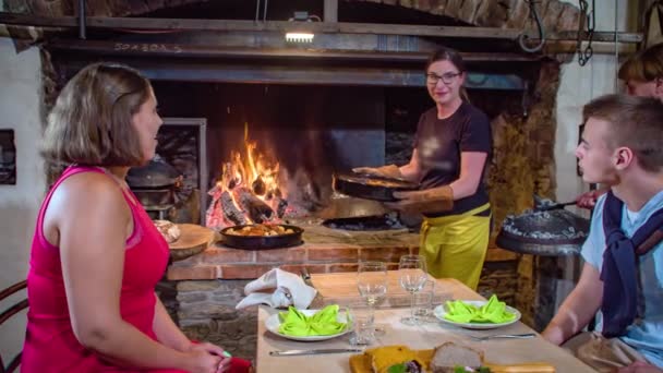Kelnerka Pokazująca Żelazną Patelnię Fasolą Warzywami Młodej Parze Czekającej Obiad — Wideo stockowe