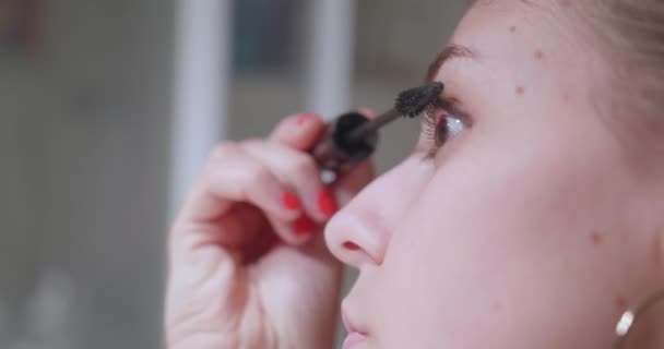 Wanita Muda Cantik Berdandan Dia Menerapkan Maskara Bulu Mata Kirinya — Stok Video