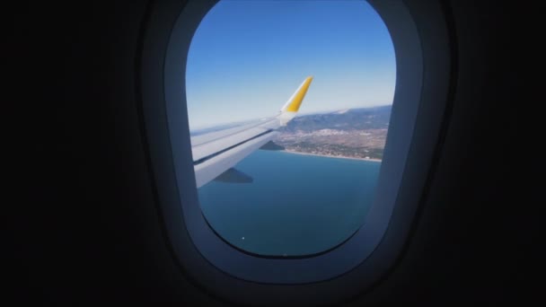 Ομαλή Κίνηση Κύλισης Μέσα Από Ένα Αεροπλάνο Παράθυρα Στις Ισπανικές — Αρχείο Βίντεο