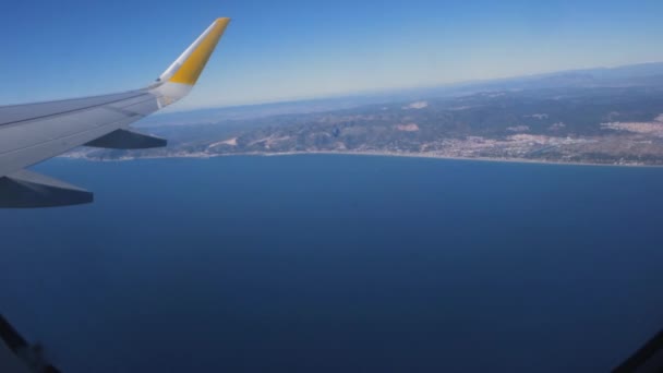 Παράθυρο Επιβατών Αεροπλάνο Θέα Πάνω Από Τις Ακτές Της Ισπανίας — Αρχείο Βίντεο