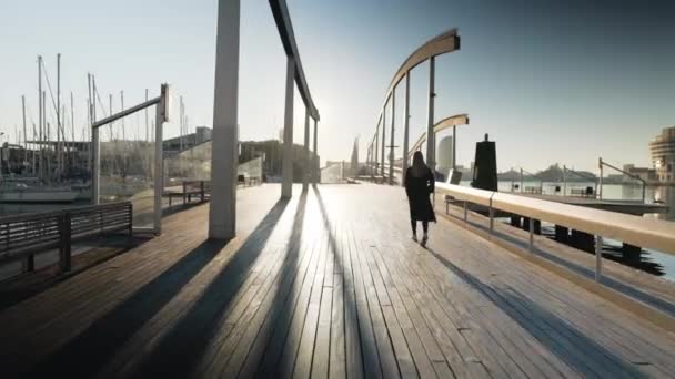 Gadis Bergaya Berkacamata Hitam Berjalan Menuju Matahari Terbit Pelabuhan Barcelona — Stok Video