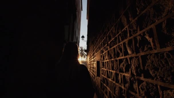 スペインのバルセロナの狭い通りを歩く女の子からカムに従ってください フレア スローモーション — ストック動画