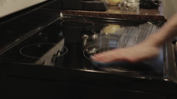 Een Man Die Elektrische Kachel Schoonmaakt Met Zeep Medium Shot — Stockvideo