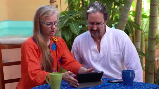 Yetişkin Bir Kadının Tablet Bilgisayarına Bakıp Konuştuğu Olgun Bir Erkeğin — Stok video
