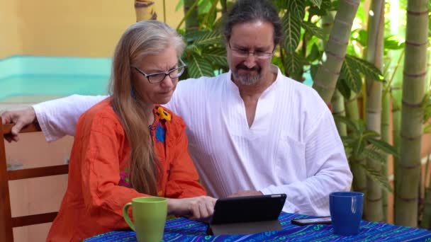 Yetişkin Çiftlerin Tablet Bilgisayara Tıklayıp Kafalarını Salladıkları Aşırı Yakın Çekim — Stok video