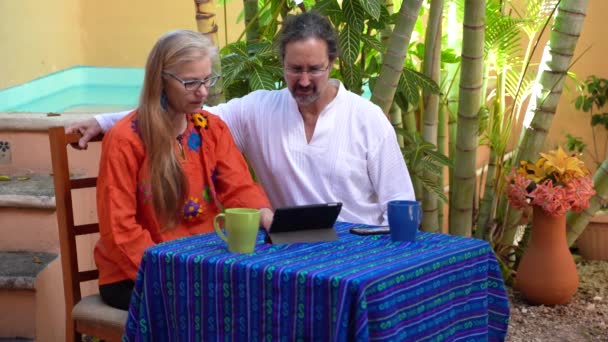 Olgun Erkek Kadın Ikisi Bahçe Kafesindeki Bir Masada Tablet Bilgisayara — Stok video