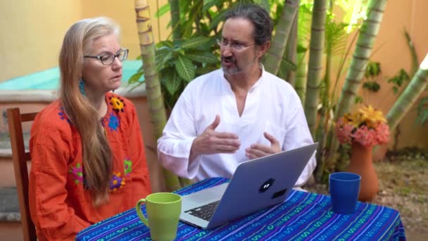 Penutup Pasangan Dewasa Berbicara Tentang Hal Hal Layar Komputer Laptop — Stok Video