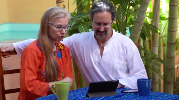 Primo Piano Estremo Coppia Matura Guardando Tablet Parlando Tavolo Resort — Video Stock