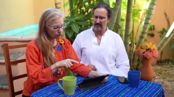 Femme Mûre Travaille Avec Tablette Pendant Que Homme Parle Regarde — Video