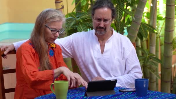 Olgun Bir Erkek Kadının Açık Bir Kafede Tablet Bir Bilgisayara — Stok video