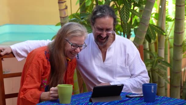 Ekstremalne Zbliżenie Dojrzałego Mężczyzny Kobiety Śmiejących Się Patrząc Tablet Ośrodku — Wideo stockowe