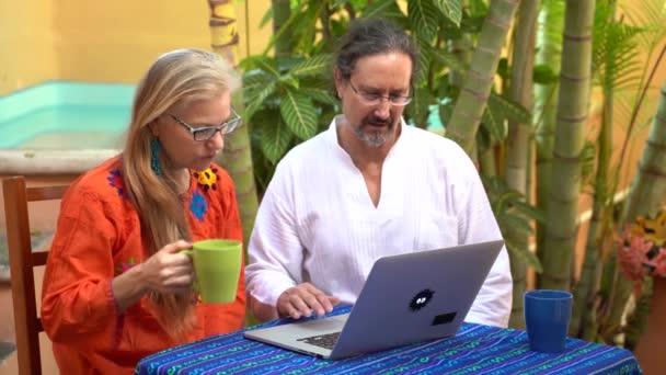 Close Van Volwassen Man Vrouw Die Koffie Drinken Lachen Met — Stockvideo