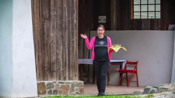 Movimiento Lento Una Mujer Sonriendo Saludando Los Visitantes Mientras Sostiene — Vídeo de stock