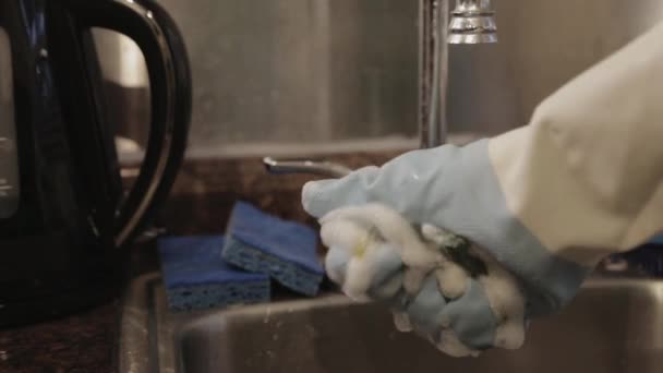 Uma Mão Espremendo Uma Esponja Lavar Louça Dissipador Cozinha Close — Vídeo de Stock