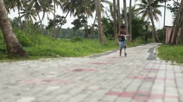 Kleiner Junge Auf Einem Roller Asiatisch Jung Gesicht Fröhlich Park — Stockvideo