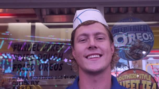 Молодой Человек Стоит Перед Ларьком Едой Карнавале Парке Развлечений Аттракционах — стоковое видео