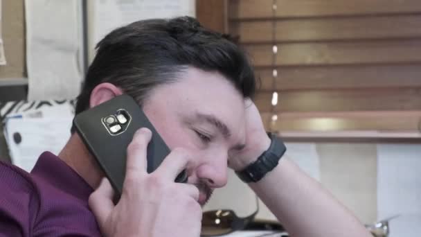 Jonge Man Met Bruin Haar Mobiele Telefoon Het Kantoor Hangt — Stockvideo