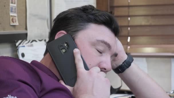 Jongeman Met Bruin Haar Aan Telefoon Mobiele Telefoon Praten Paars — Stockvideo