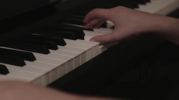 Profesjonalny Mężczyzna Gra Fortepianie Rozmytym Tle Close Shot — Wideo stockowe