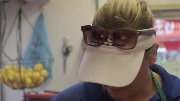 Mladá Žena Čepicí Slunečními Brýlemi Pracující Usmívající Koncese Jídlo Přikyvování — Stock video