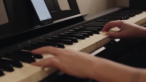 Vue Latérale Mains Homme Jouant Piano Avec Téléphone Comme Guide — Video