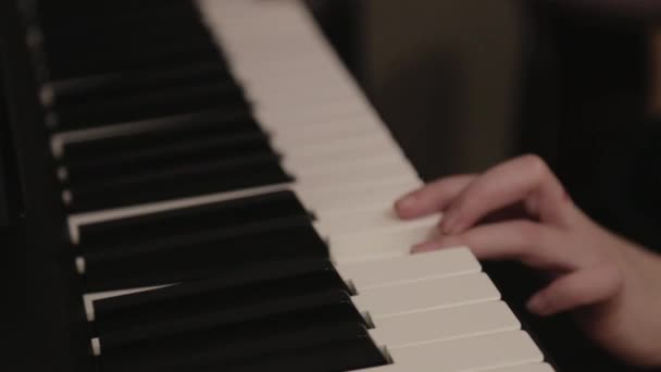 Manos Profesionales Tocando Piano Close Shot — Vídeos de Stock