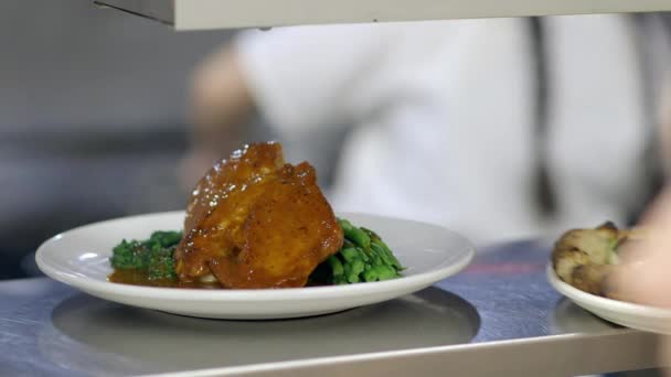 Brathähnchen Mit Rapini Der Restaurantküche Plattiert Und Servierfertig — Stockvideo