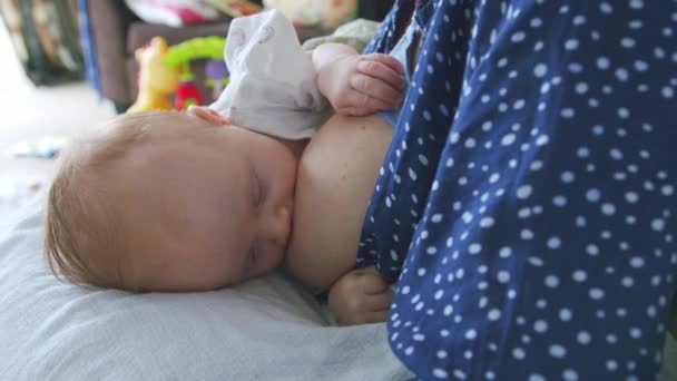 Schattige Blauwe Ogen Pasgeboren Baby Borstvoeding Het Grijpen Van Borst — Stockvideo