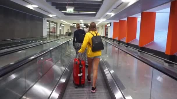 Μια Ομάδα Φίλων Περπατώντας Στο Διάδρομο Του Αεροδρομίου Για Πιάσει — Αρχείο Βίντεο