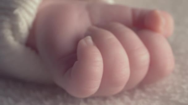 Bellissimo Bambino Neonato Sdraiato Letto Mostra Mani Piedi Madre Pavoneggia — Video Stock