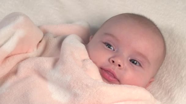 Красива Новонароджена Дитина Лежить Ліжку Показує Руки Ноги Мати Фентезі — стокове відео