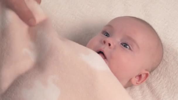Hermoso Bebé Recién Nacido Está Acostado Cama Muestra Las Manos — Vídeos de Stock