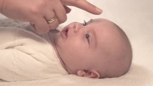 Beautiful Baby Новорожденный Лежит Постели Показывает Руки Ноги Мать Ласкает — стоковое видео