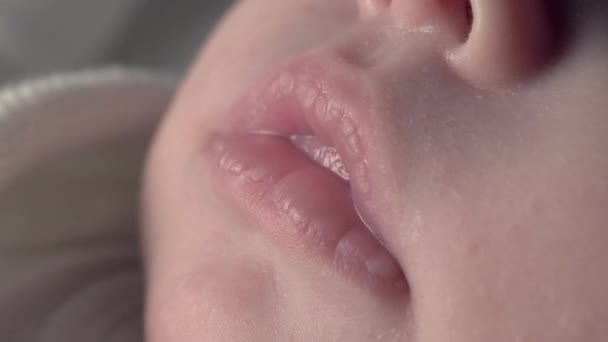 Mooie Baby Pasgeborene Ligt Bed Toont Handen Voeten Moeder Fandles — Stockvideo