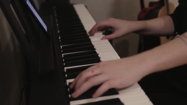Крупним Планом Вид Чоловіка Руки Грають Піаніно Дивлячись Телефон Його — стокове відео
