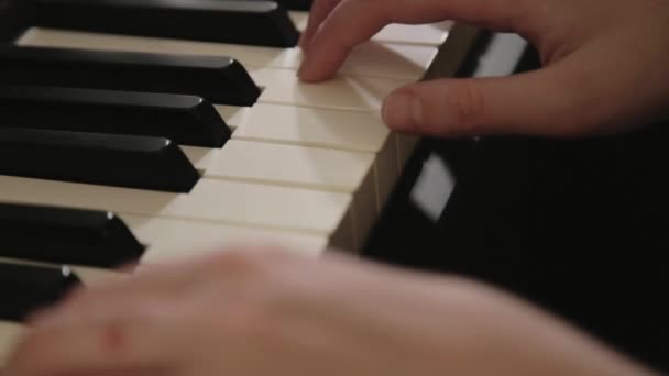 ピアノを弾く男の手の側のビューを閉じます Close Shot — ストック動画