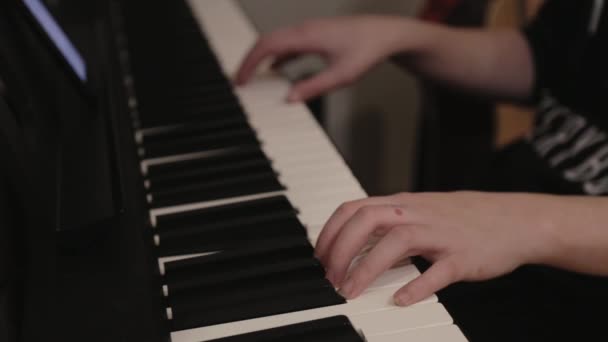 Zblízka Boční Pohled Muže Ruce Hrající Piano Telefonem Close Shot — Stock video