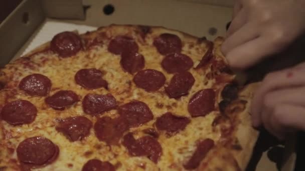 Eine Scheibe Frisch Gebackene Pepperoni Pizza Nahaufnahme — Stockvideo