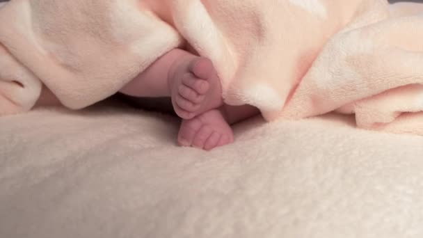 Mooie Baby Pasgeborene Ligt Bed Toont Handen Voeten Moeder Fandles — Stockvideo
