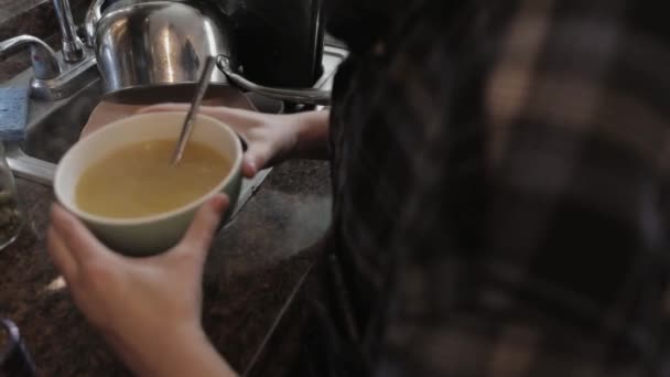 Homem Segurando Uma Tigela Quente Sopa Close Shot — Vídeo de Stock