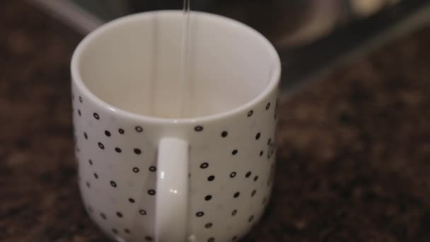 Langsam Heißes Wasser Eine Tasse Mit Suppenmischung Gießen Nahaufnahme — Stockvideo
