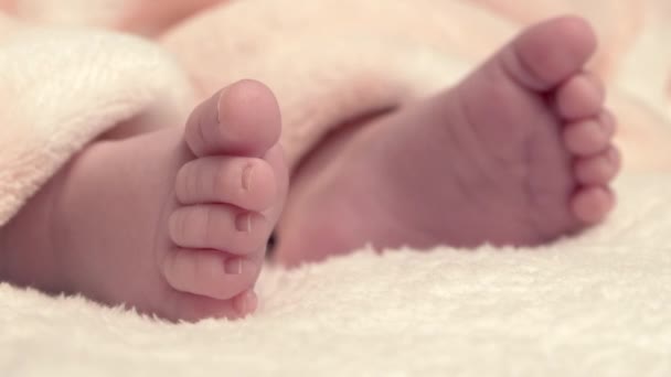 Mooie Baby Pasgeborene Ligt Bed Toont Handen Voeten Moeder Fandles — Stockvideo