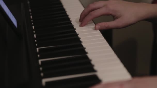 Tarafında Telefonla Piyano Çalan Bir Adamın Yan Görüntüsü Yakın Çekim — Stok video