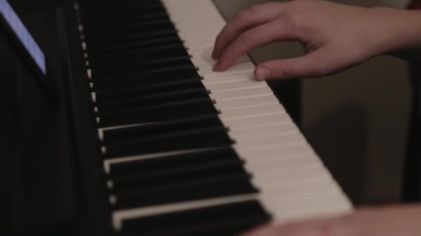 Vista Laterale Uomo Mano Che Suona Pianoforte Con Telefono Sul — Video Stock