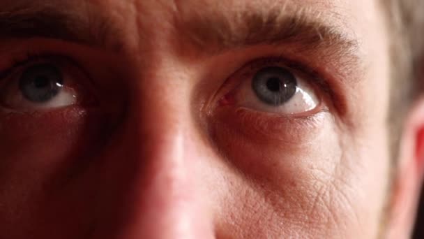 Zblízka Záběr Mužských Očí Vystřelující Vypadající Znepokojeně Nebo Úzkostlivě — Stock video