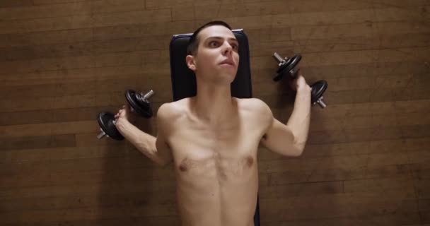 Een Shirtloze Man Die Bankdrukken Doet Een Indoor Gym Bovenaanzicht — Stockvideo