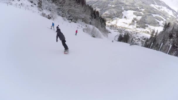 Cameraman Suivant Snowboarder Profitant Snowbaording Freestyle Dans Les Alpes Bad — Video