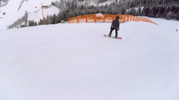 Snowboarder Skacze Zaczyna Snowboard Swobodnie Alpach Austria Zanurzający Efekt Działania — Wideo stockowe