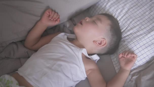 Высокоугольный Снимок Симпатичного Двухлетнего Азиатского Мальчика Летней Одежде Комфортно Спящего — стоковое видео