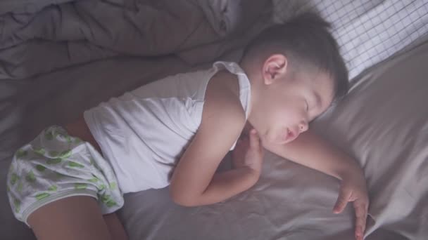 Медленное Движение Высокоугольный Снимок Маленького Двухлетнего Азиатского Мальчика Летней Одежде — стоковое видео
